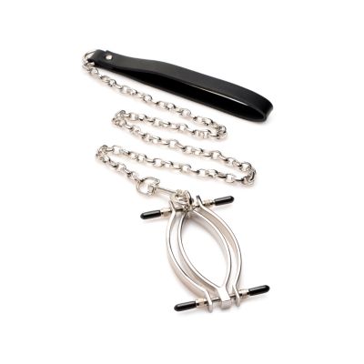 Затискач для статевих губ Master Series: Pussy Tugger Adjustable Vagina Clamp with Chain Затискач для статевих губ Master Series: Pussy Tugger Adjustable Vagina Clamp with Chain