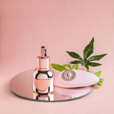 Подарунковий набір HighOnLove & JOPEN: Objects of Desire (краплі для клітора і вібратор з кристалами) Подарунковий набір HighOnLove & JOPEN: Objects of Desire (краплі для клітора і вібратор з кристалами)