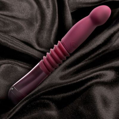 Пульсатор для зони G Blush Temptasia – Trixie Thrusting Dildo – Wine Red, 3 швидкості Пульсатор для зони G Blush Temptasia – Trixie Thrusting Dildo – Wine Red, 3 швидкості